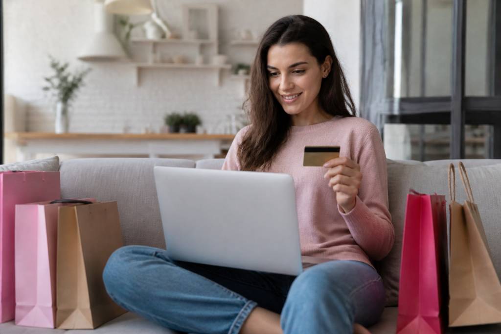 Codes promo pour économiser sur la mode femme du moment : les réductions à ne pas rater